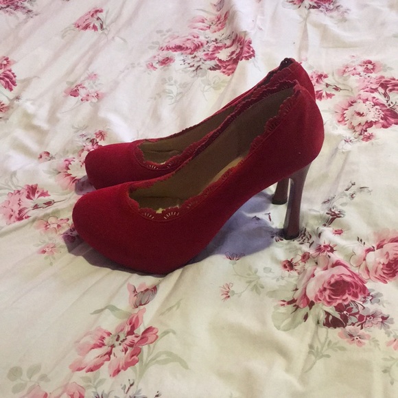 Red heels with lace detailing - Picture 3 of 4